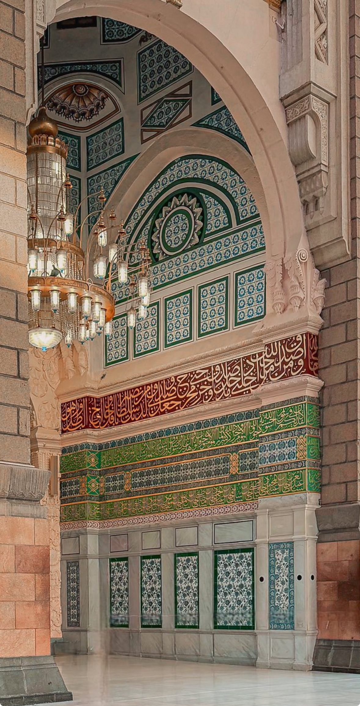آيات ونقوش على جدران المسجد