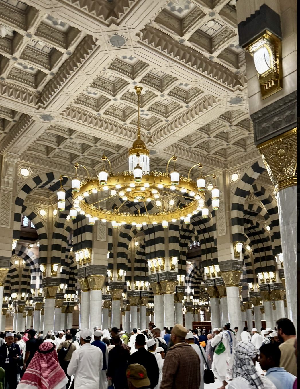 داخل المسجد النبوي